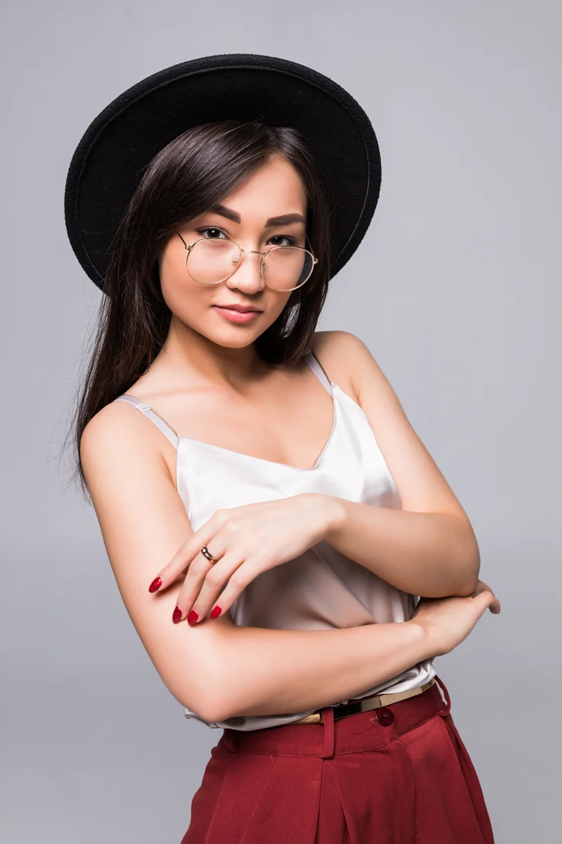 Young woman in summer hat — model reference photo